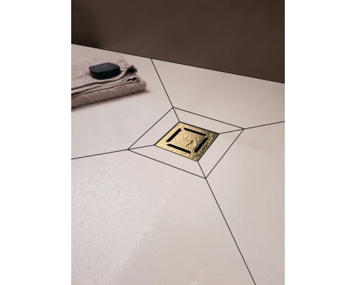 Трап BERGES ZENTRUM Norma 150х150 золото глянец выпуск D50 H65 боковой