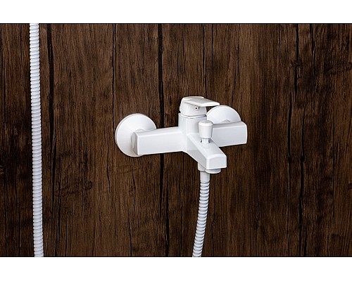 Смеситель для ванны Orange OneLife P02-100w Белый