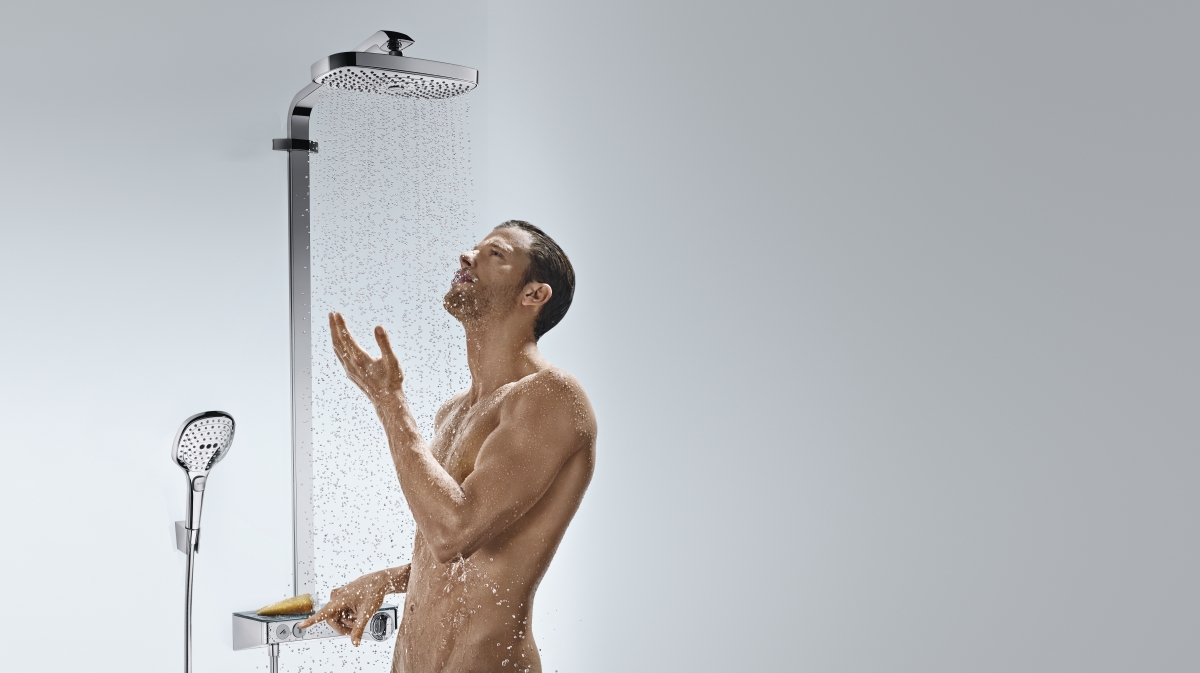 Hansgrohe raindance select showerpipe 27112400. холодный душ. человек под струей воды. парней под душем. мужчина моется в душе.