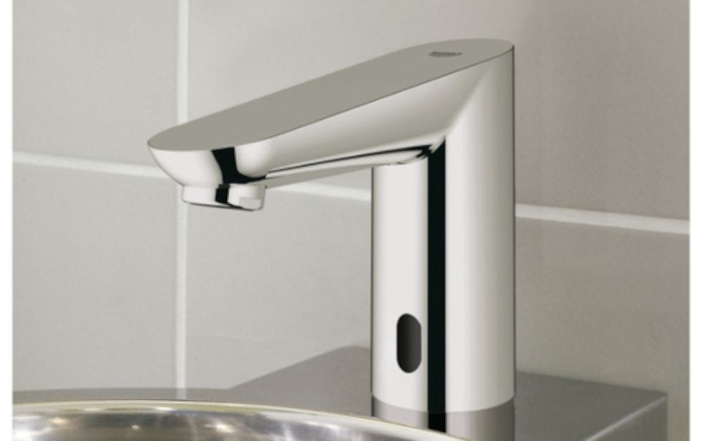 Сенсорный смеситель Grohe с инфракрасным датчиком