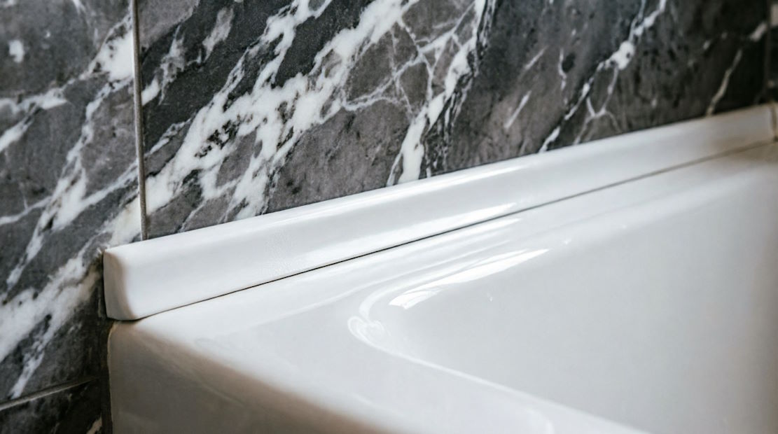 Керамический плинтус и алюминиевый уголок для герметизации ванны