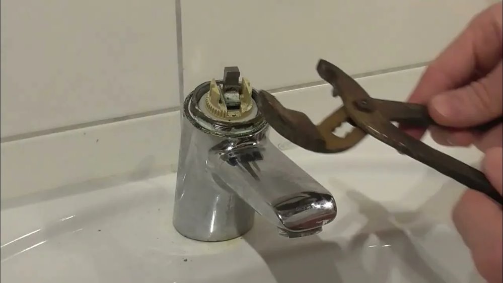 Замена картриджа в однорычажном смесителе