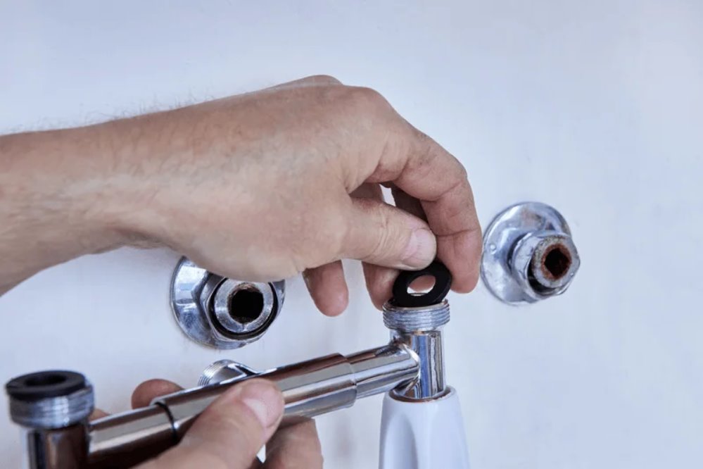 Изношенная резиновая прокладка для смесителя