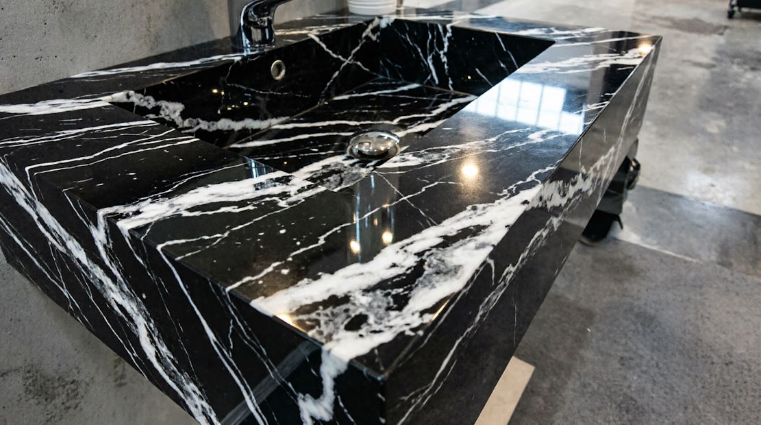 Готовая раковина из керамогранита в интерьере ванной