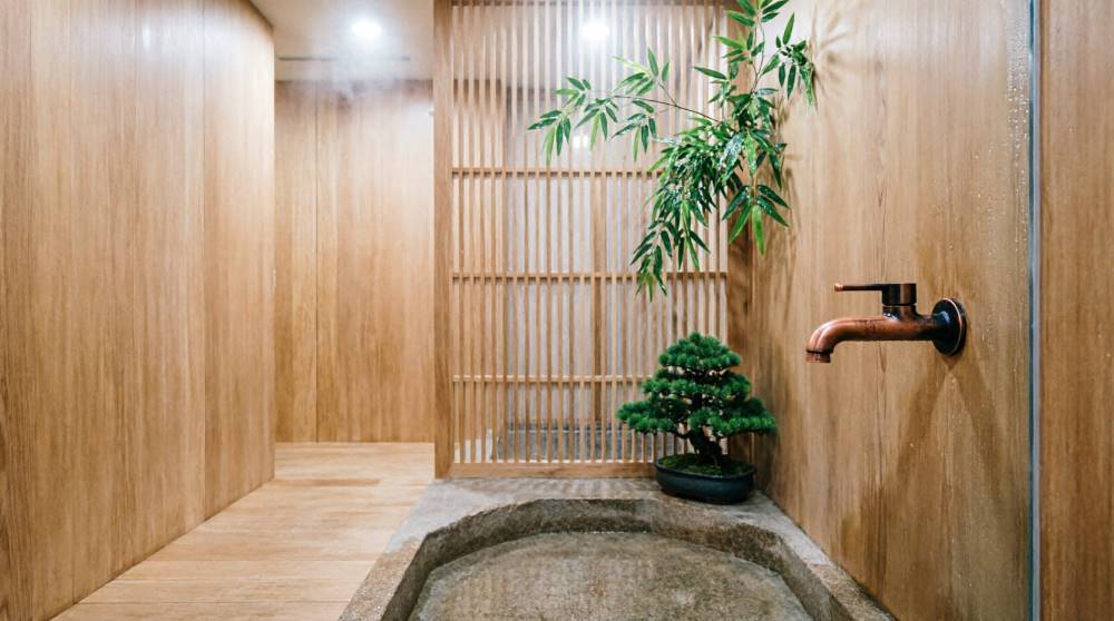 Душевая зона в японской ванной с деревянной отделкой